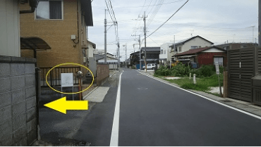 西へ移動中の方：矢印の方へ左折して下さい。