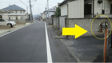 東へ移動中の方：矢印の方へ右折して下さい。